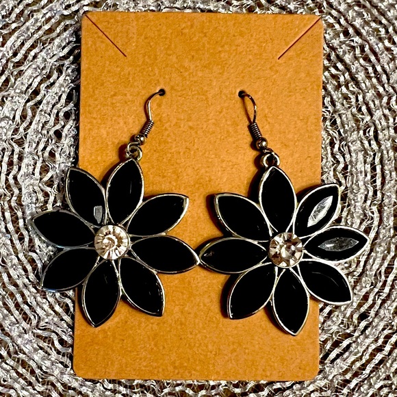 Jewelry - Elegant Black Flower Earrings